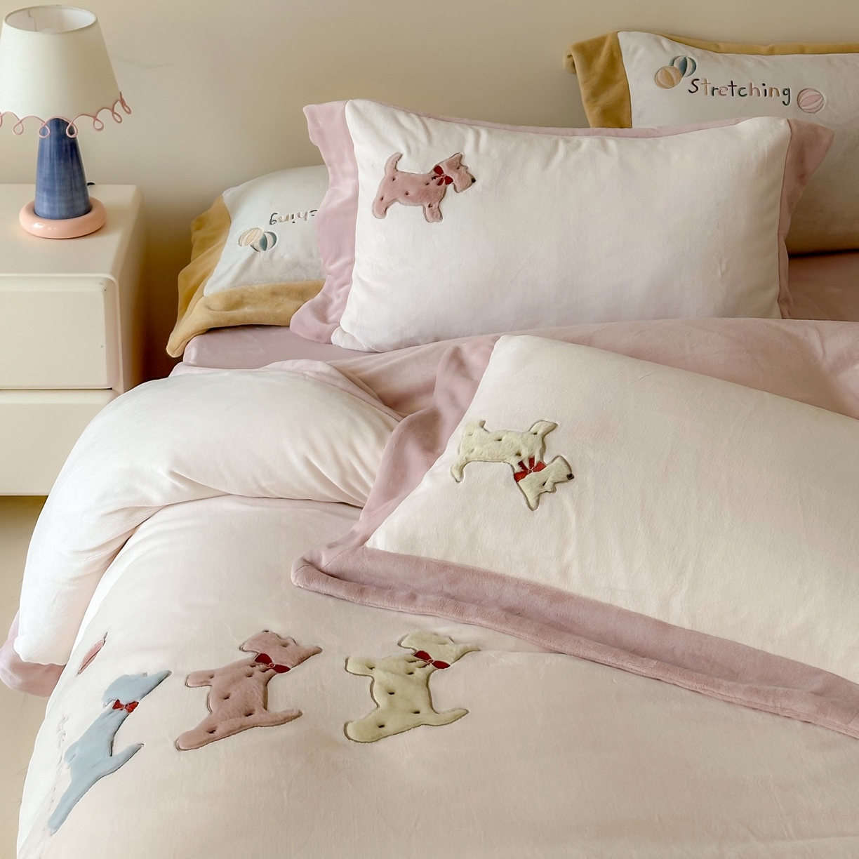 91家纺网 家纺一手货源 找家纺 泽西家纺+V17798841158发大图 2025新品秋冬加厚保暖240克奶肤绒宽边卡通牛奶绒四件套 奶萌小狗-粉色