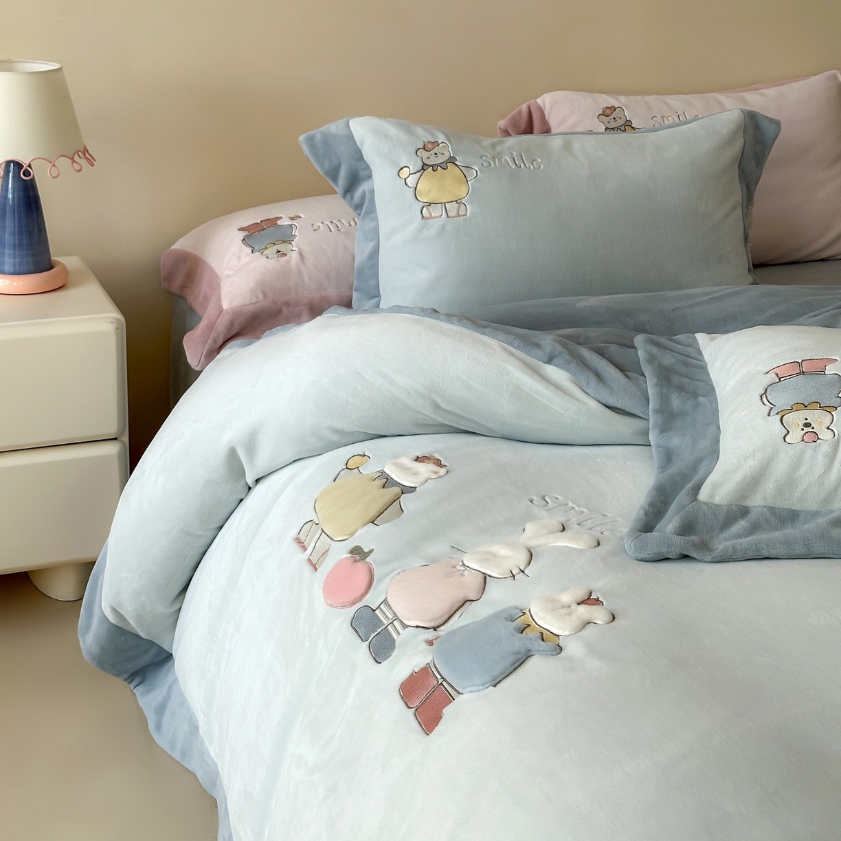 91家纺网 家纺一手货源 找家纺 泽西家纺+V17798841158发大图 2025新品秋冬加厚保暖240克奶肤绒宽边卡通牛奶绒四件套 兔宝甜梦-蓝色