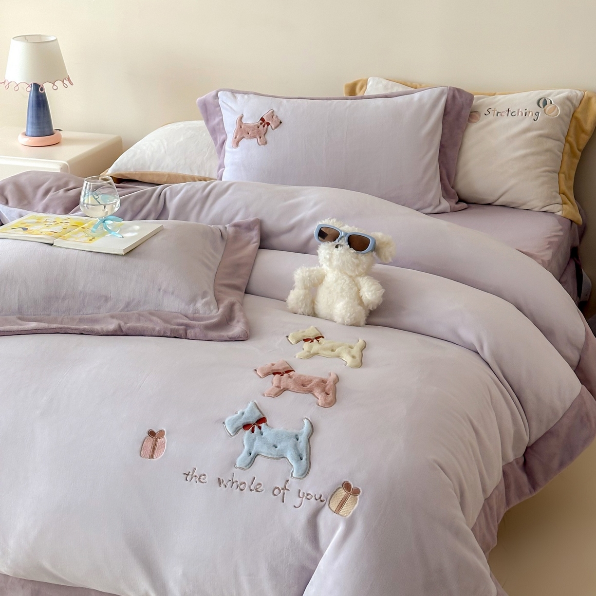 91家纺网 家纺一手货源 找家纺 泽西家纺+V17798841158发大图 2025新品秋冬加厚保暖240克奶肤绒宽边卡通牛奶绒四件套 奶萌小狗-紫色