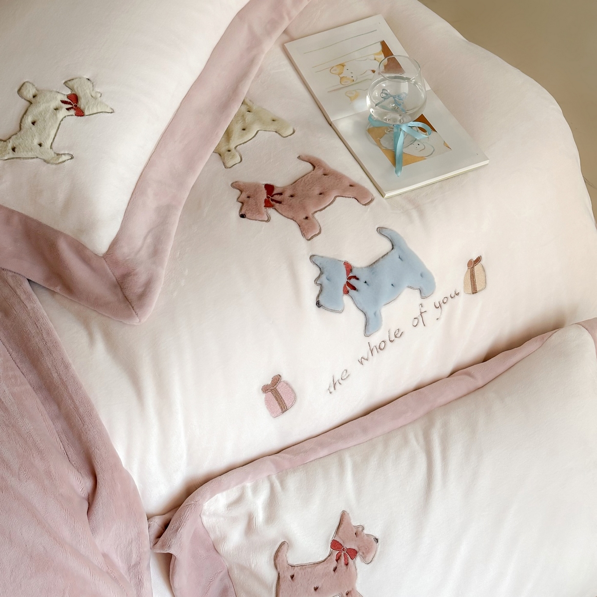 91家纺网 家纺一手货源 找家纺 泽西家纺+V17798841158发大图 2025新品秋冬加厚保暖240克奶肤绒宽边卡通牛奶绒四件套 奶萌小狗-粉色