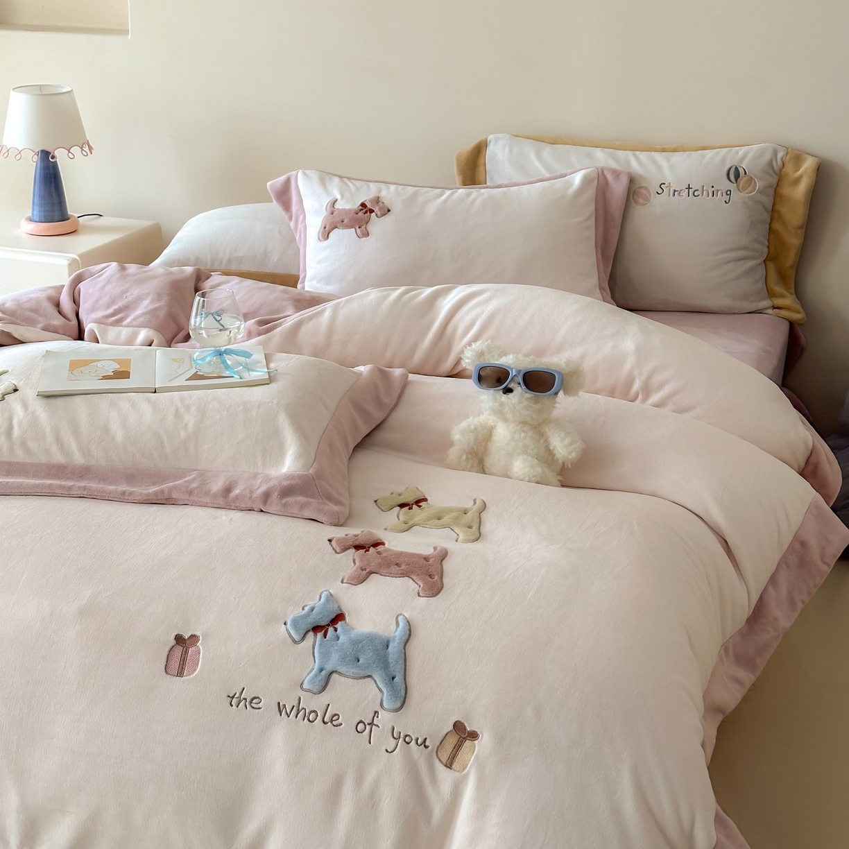 91家纺网 家纺一手货源 找家纺 泽西家纺+V17798841158发大图 2025新品秋冬加厚保暖240克奶肤绒宽边卡通牛奶绒四件套 奶萌小狗-粉色