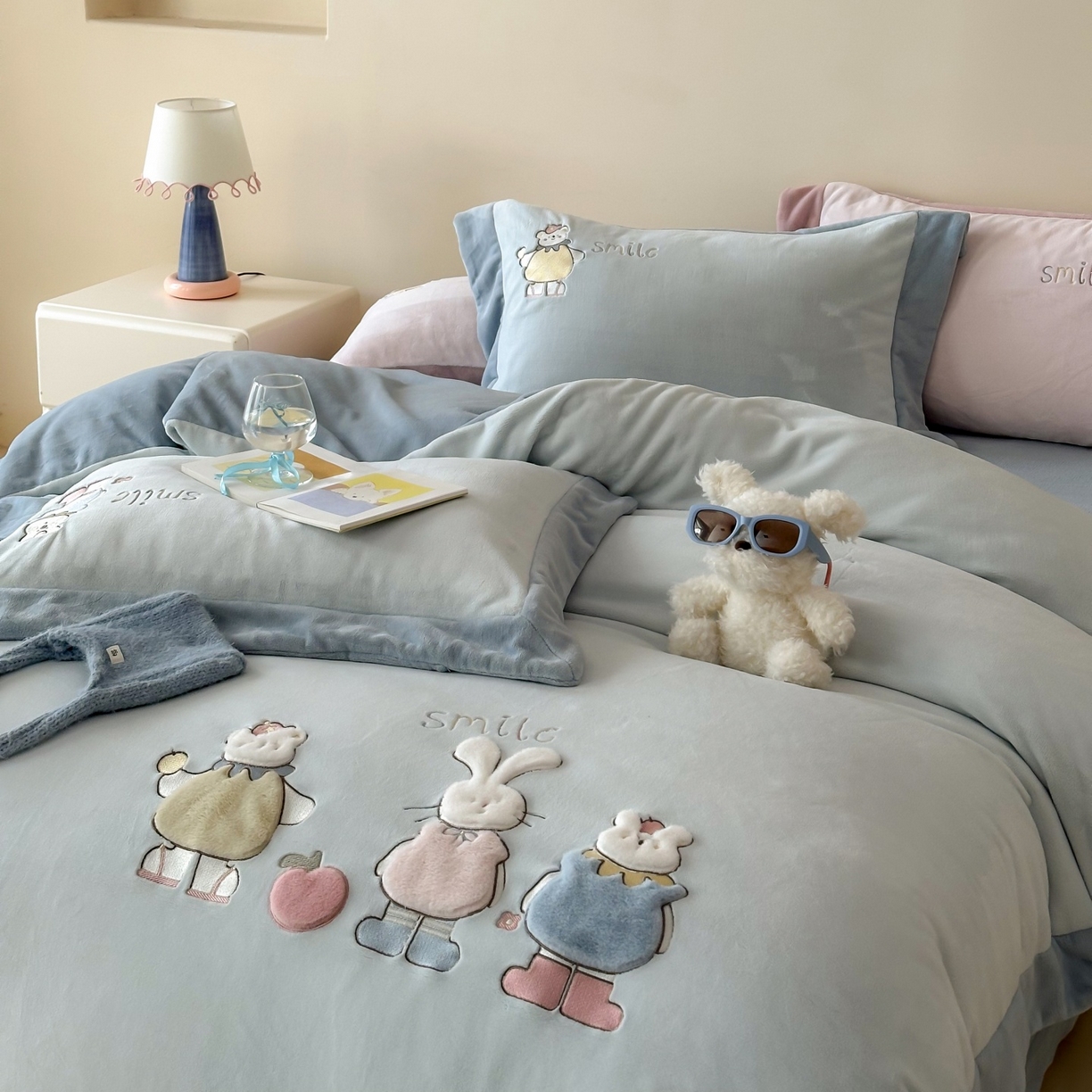 91家纺网 家纺一手货源 找家纺 泽西家纺+V17798841158发大图 2025新品秋冬加厚保暖240克奶肤绒宽边卡通牛奶绒四件套 兔宝甜梦-蓝色