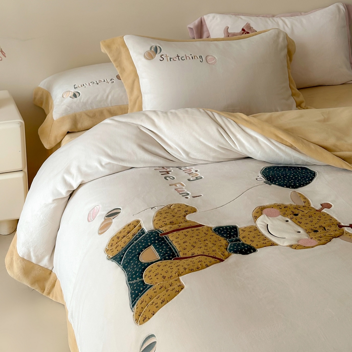 91家纺网 家纺一手货源 找家纺 泽西家纺+V17798841158发大图 2025新品秋冬加厚保暖240克奶肤绒宽边卡通牛奶绒四件套 梦想宝宝鹿-浅米