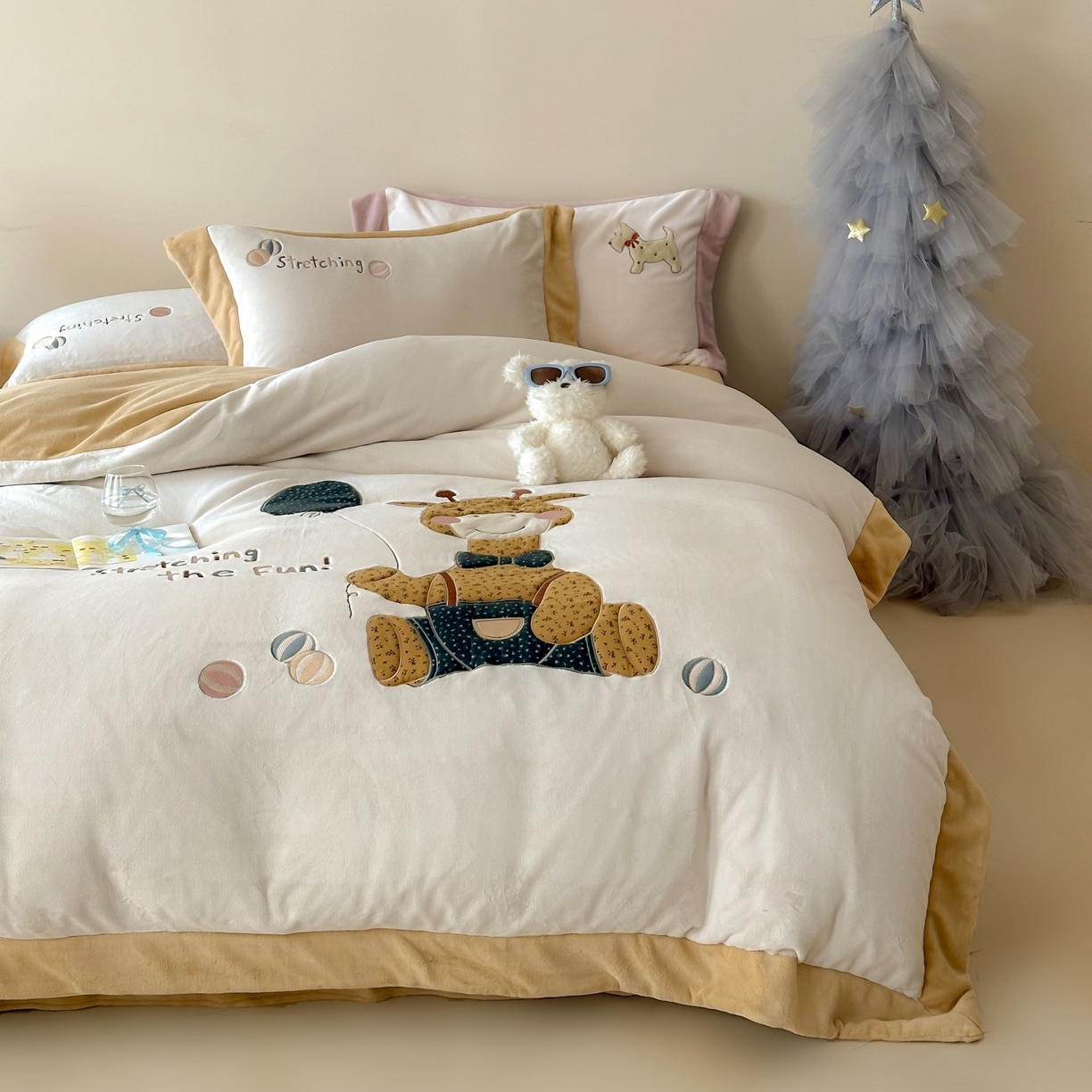 91家纺网 家纺一手货源 找家纺 泽西家纺+V17798841158发大图 2025新品秋冬加厚保暖240克奶肤绒宽边卡通牛奶绒四件套 梦想宝宝鹿-浅米