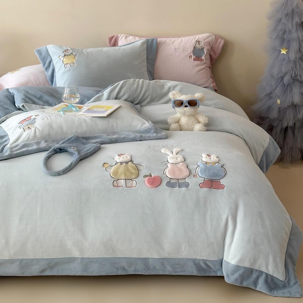 91家纺网 家纺一手货源 找家纺 泽西家纺+V17798841158发大图 2025新品秋冬加厚保暖240克奶肤绒宽边卡通牛奶绒四件套 兔宝甜梦-蓝色