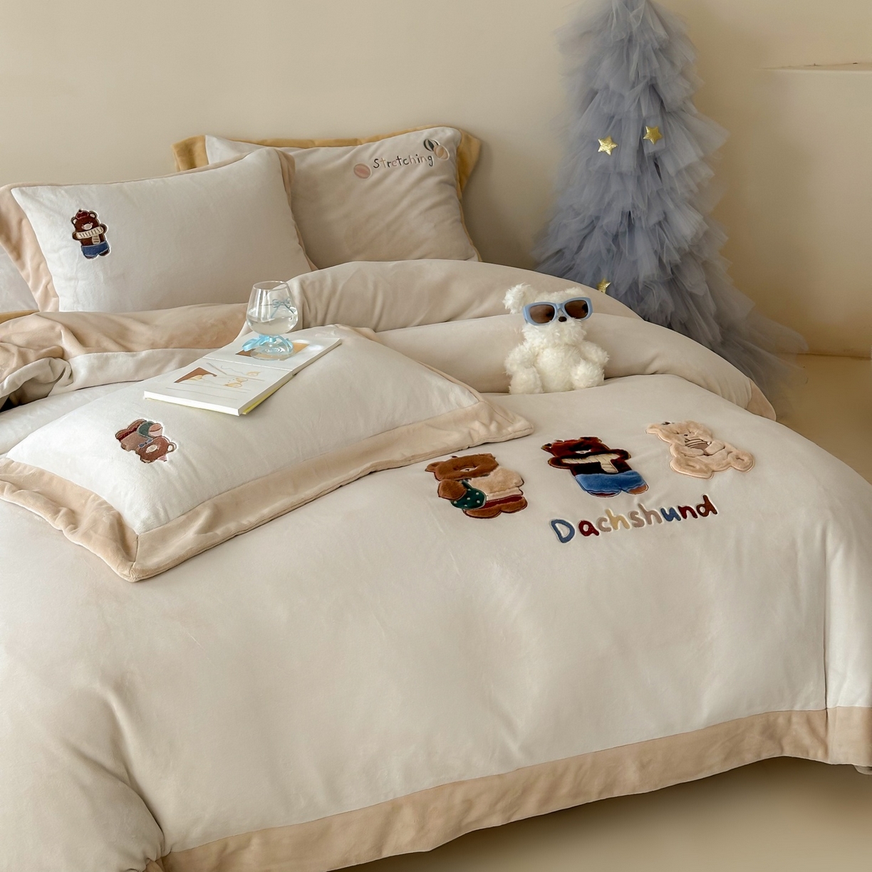 91家纺网 家纺一手货源 找家纺 泽西家纺+V17798841158发大图 2025新品秋冬加厚保暖240克奶肤绒宽边卡通牛奶绒四件套 熊宝假日-咖色