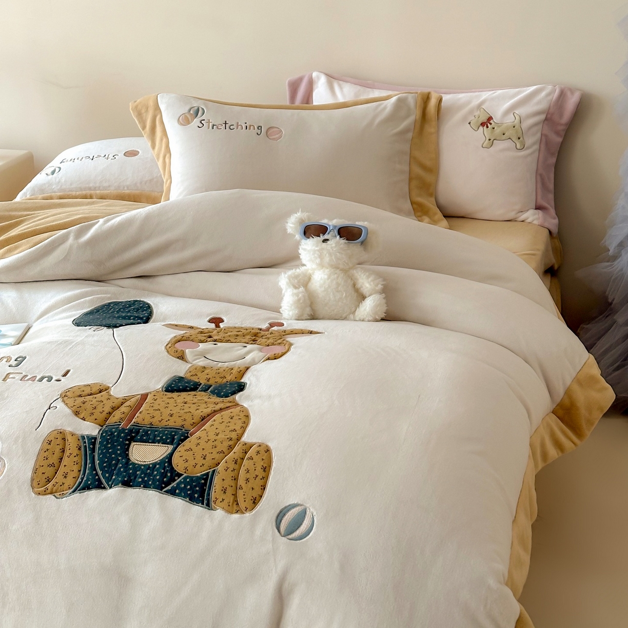 91家纺网 家纺一手货源 找家纺 泽西家纺+V17798841158发大图 2025新品秋冬加厚保暖240克奶肤绒宽边卡通牛奶绒四件套 梦想宝宝鹿-浅米