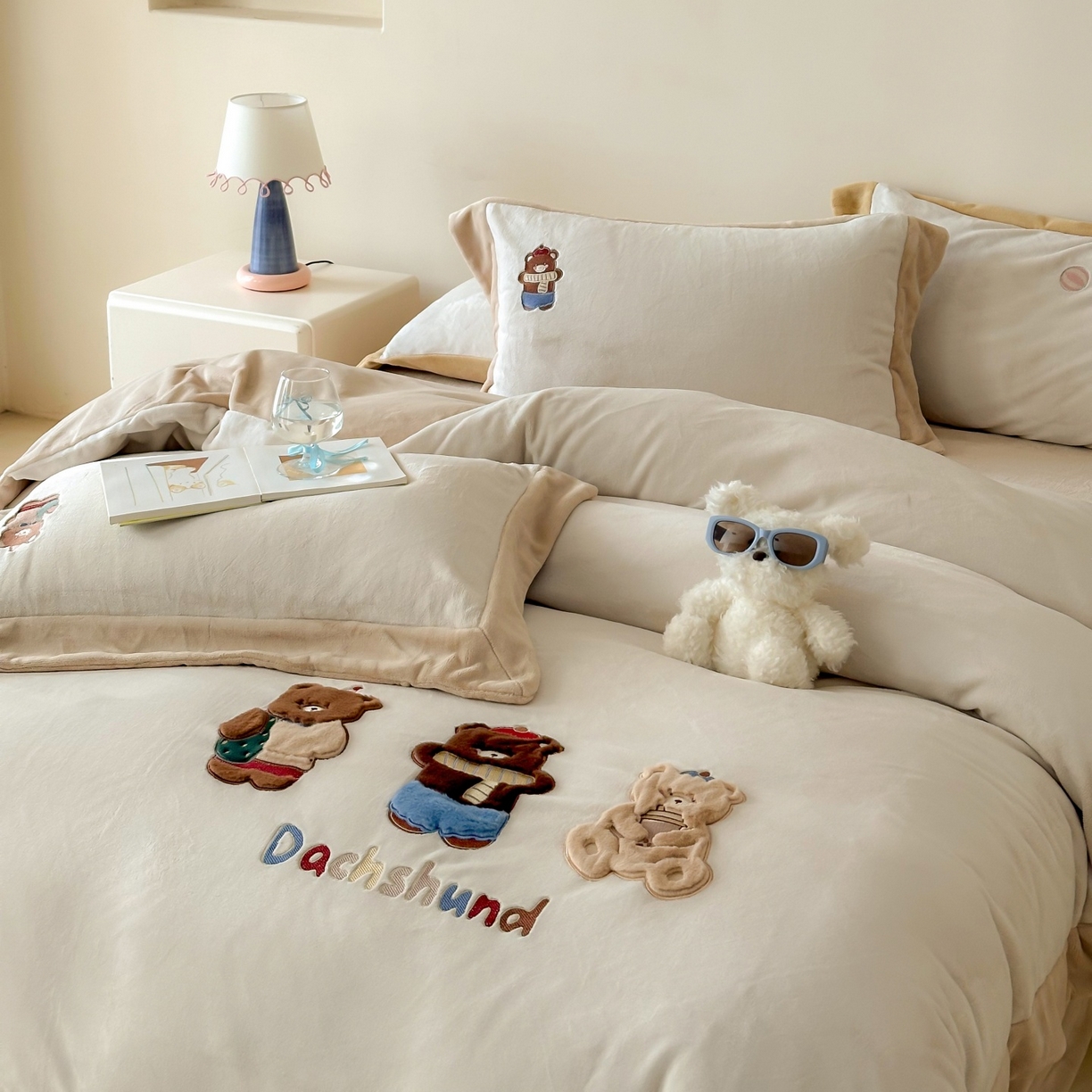 91家纺网 家纺一手货源 找家纺 泽西家纺+V17798841158发大图 2025新品秋冬加厚保暖240克奶肤绒宽边卡通牛奶绒四件套 熊宝假日-咖色