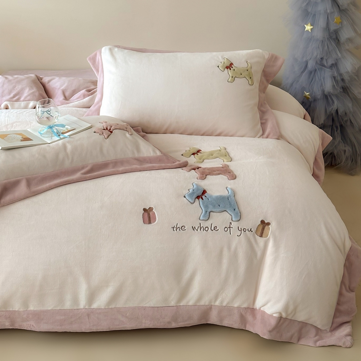 91家纺网 家纺一手货源 找家纺 泽西家纺+V17798841158发大图 2025新品秋冬加厚保暖240克奶肤绒宽边卡通牛奶绒四件套 奶萌小狗-粉色