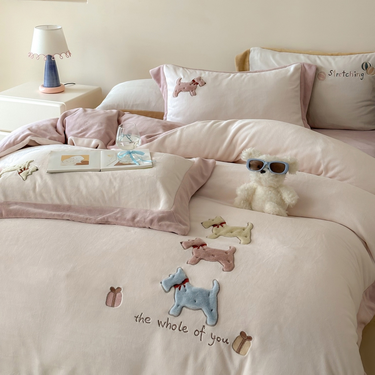 91家纺网 家纺一手货源 找家纺 泽西家纺+V17798841158发大图 2025新品秋冬加厚保暖240克奶肤绒宽边卡通牛奶绒四件套 奶萌小狗-粉色