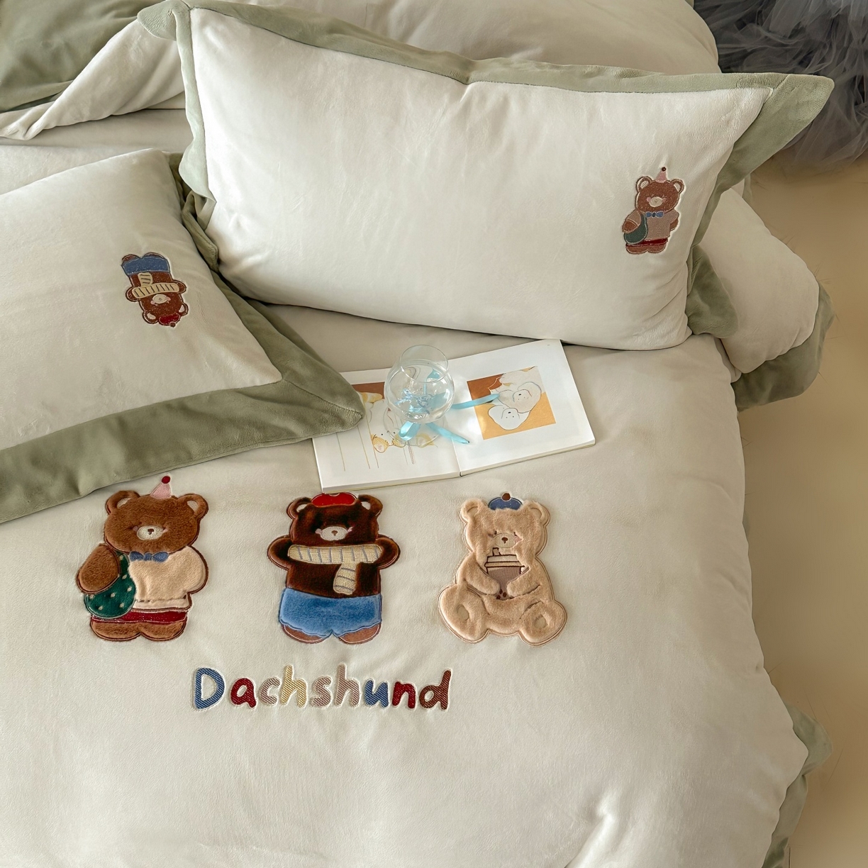 91家纺网 家纺一手货源 找家纺 泽西家纺+V17798841158发大图 2025新品秋冬加厚保暖240克奶肤绒宽边卡通牛奶绒四件套 熊宝假日-葱绿