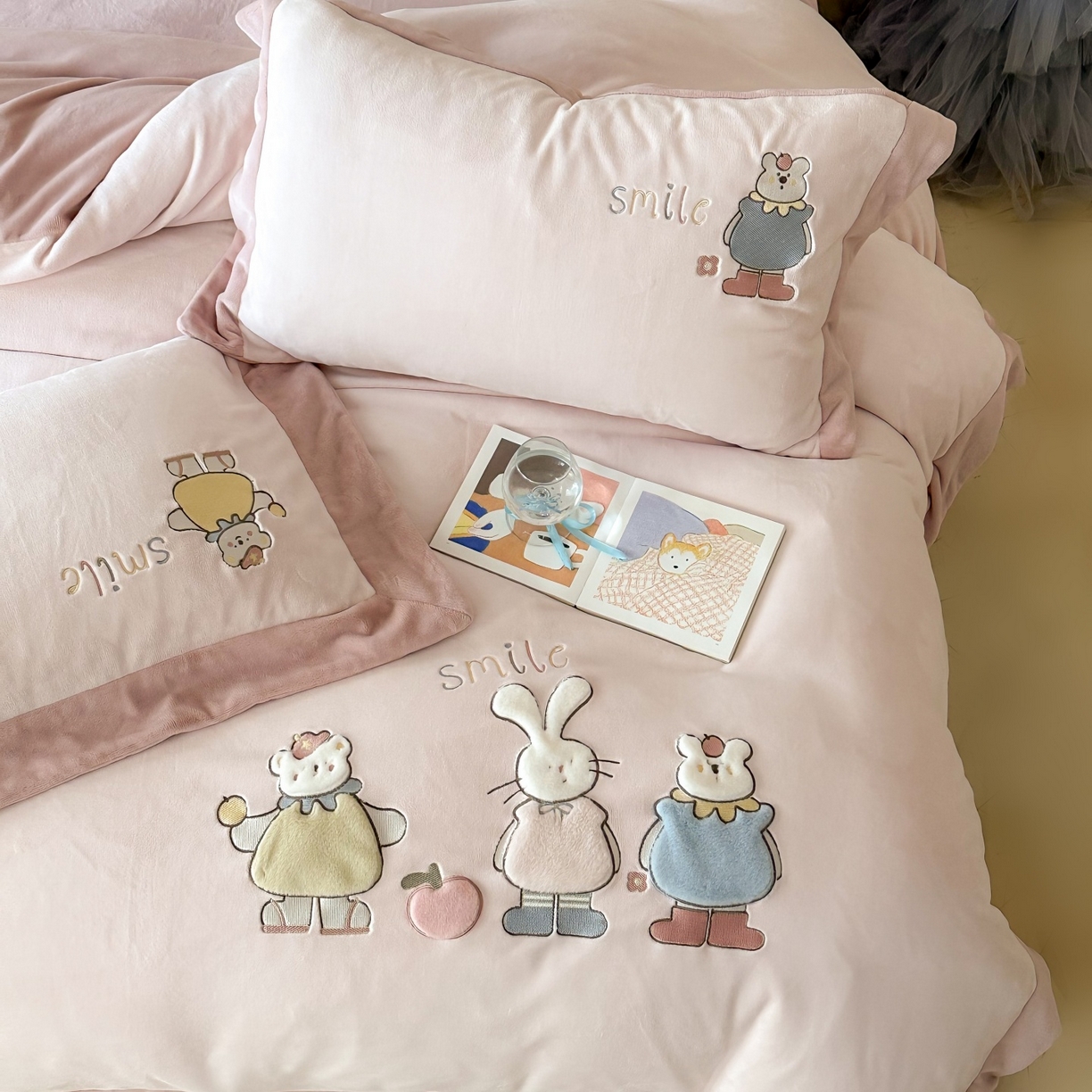 91家纺网 家纺一手货源 找家纺 泽西家纺+V17798841158发大图 2025新品秋冬加厚保暖240克奶肤绒宽边卡通牛奶绒四件套 兔宝甜梦-粉色