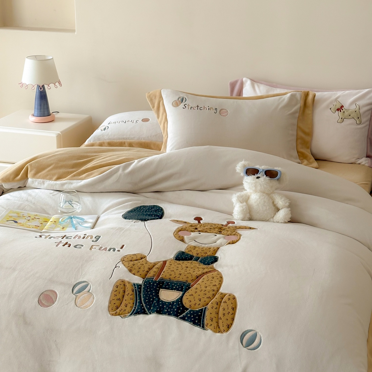 91家纺网 家纺一手货源 找家纺 泽西家纺+V17798841158发大图 2025新品秋冬加厚保暖240克奶肤绒宽边卡通牛奶绒四件套 梦想宝宝鹿-浅米