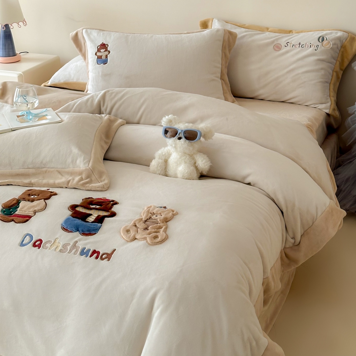 91家纺网 家纺一手货源 找家纺 泽西家纺+V17798841158发大图 2025新品秋冬加厚保暖240克奶肤绒宽边卡通牛奶绒四件套 熊宝假日-咖色