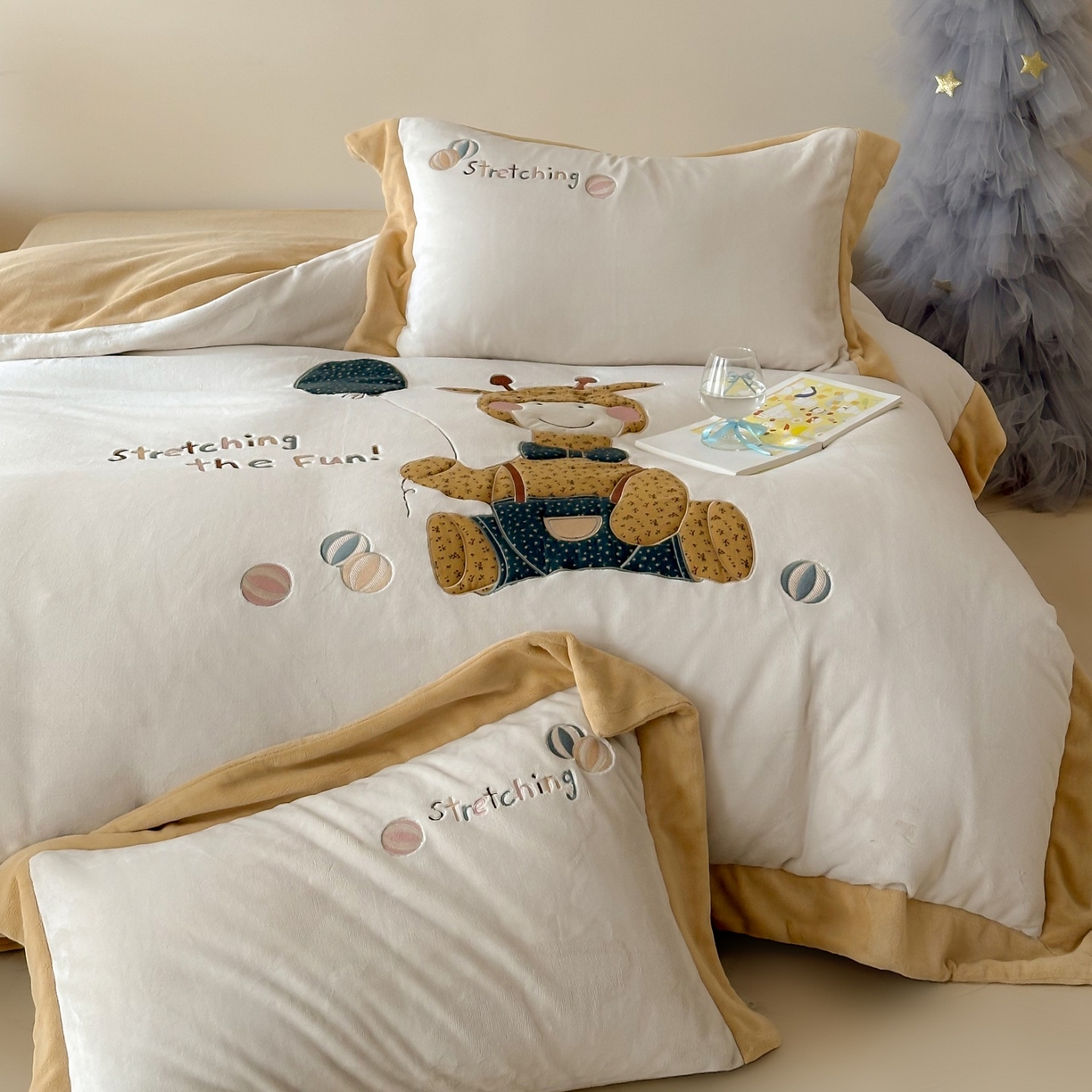 91家纺网 家纺一手货源 找家纺 泽西家纺+V17798841158发大图 2025新品秋冬加厚保暖240克奶肤绒宽边卡通牛奶绒四件套 梦想宝宝鹿-浅米