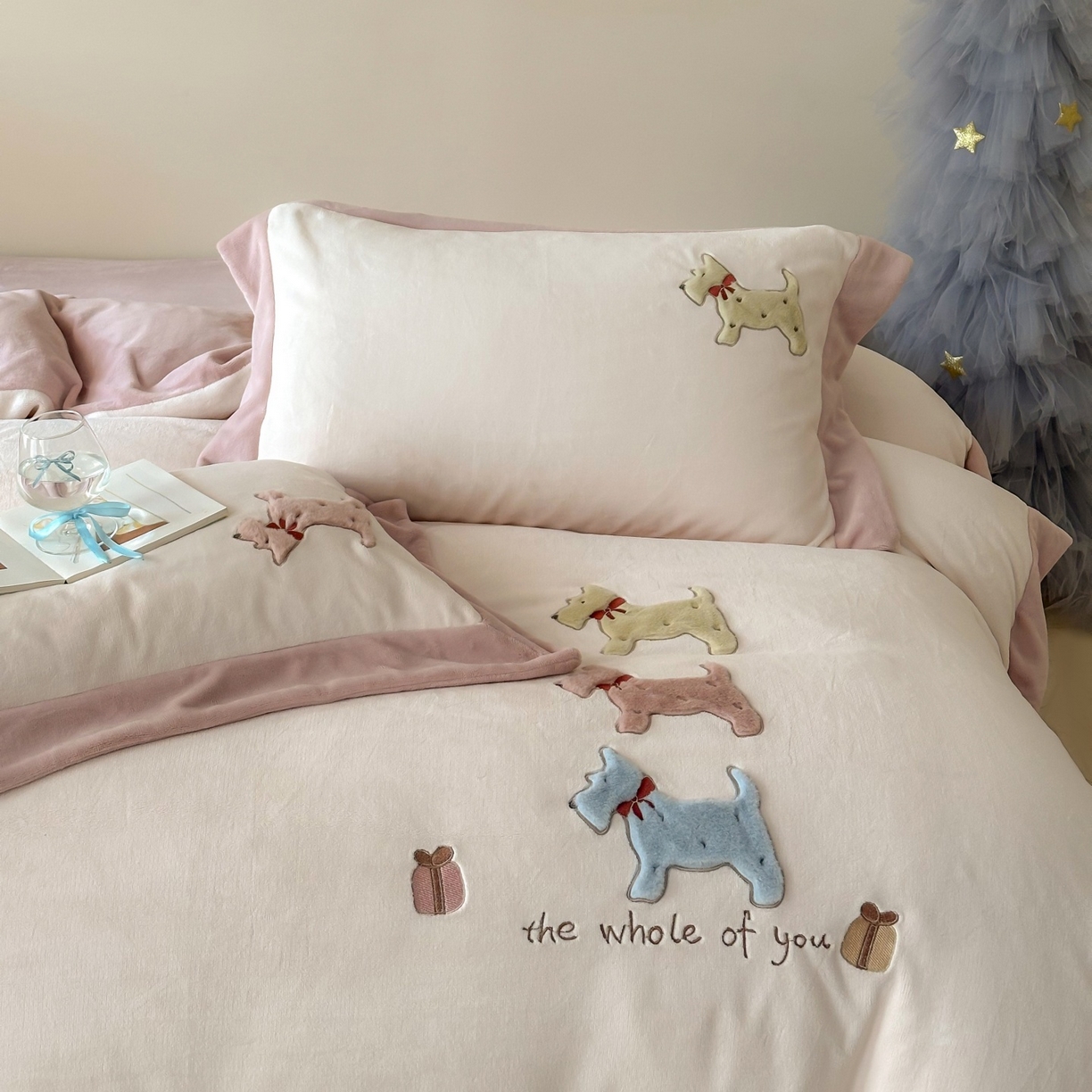 91家纺网 家纺一手货源 找家纺 泽西家纺+V17798841158发大图 2025新品秋冬加厚保暖240克奶肤绒宽边卡通牛奶绒四件套 奶萌小狗-粉色