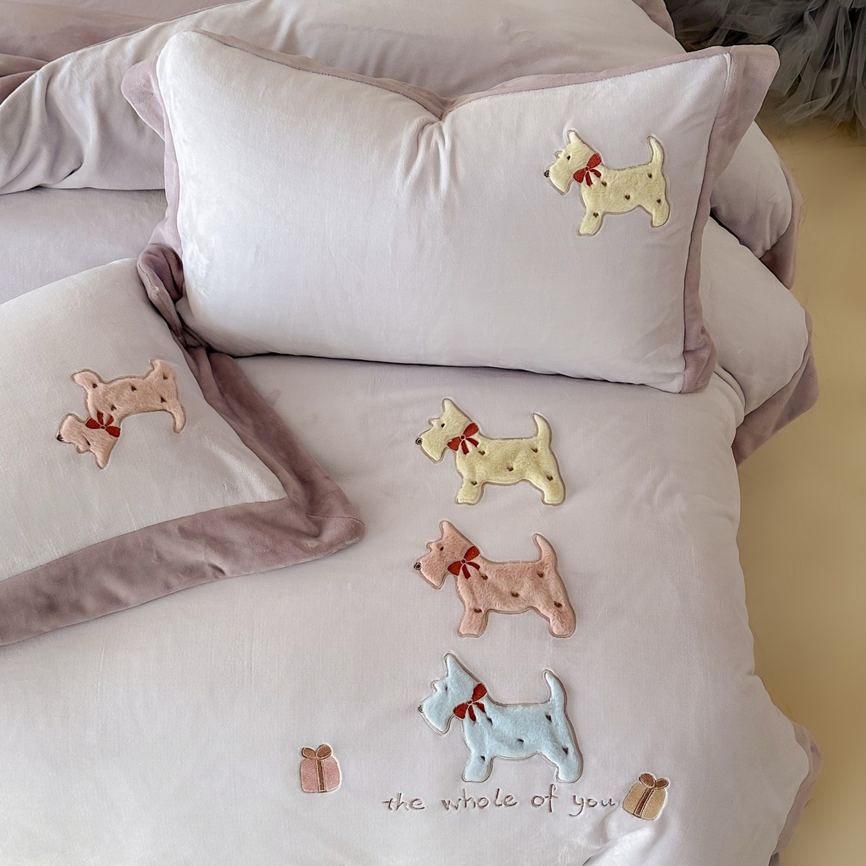 91家纺网 家纺一手货源 找家纺 泽西家纺+V17798841158发大图 2025新品秋冬加厚保暖240克奶肤绒宽边卡通牛奶绒四件套 奶萌小狗-紫色