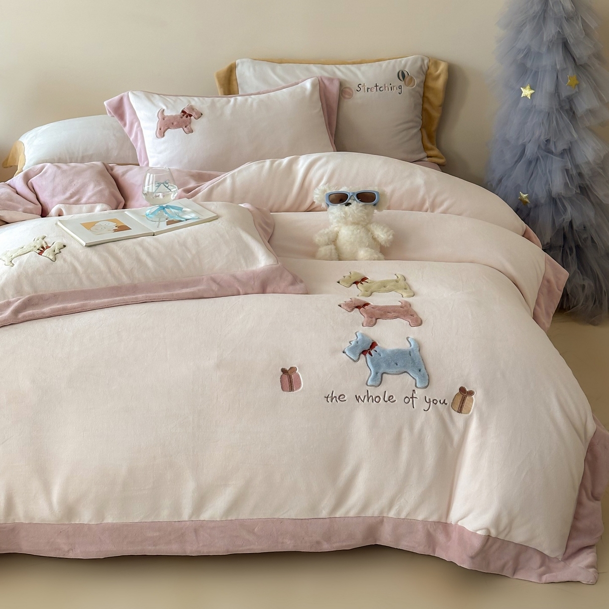 91家纺网 家纺一手货源 找家纺 泽西家纺+V17798841158发大图 2025新品秋冬加厚保暖240克奶肤绒宽边卡通牛奶绒四件套 奶萌小狗-粉色