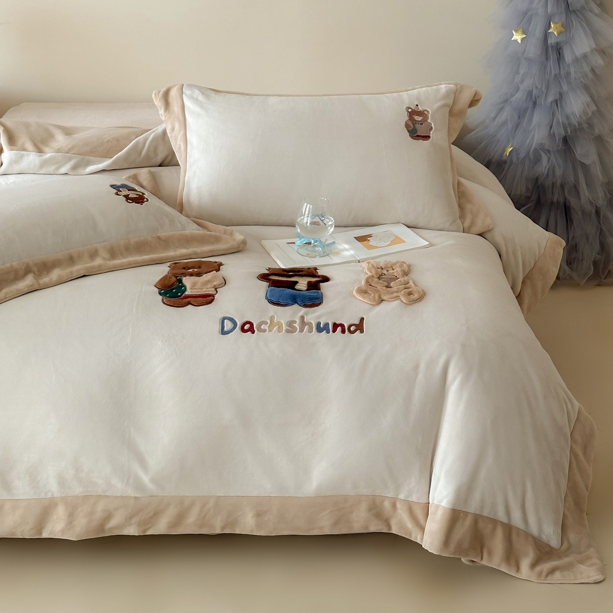 91家纺网 家纺一手货源 找家纺 泽西家纺+V17798841158发大图 2025新品秋冬加厚保暖240克奶肤绒宽边卡通牛奶绒四件套 熊宝假日-咖色