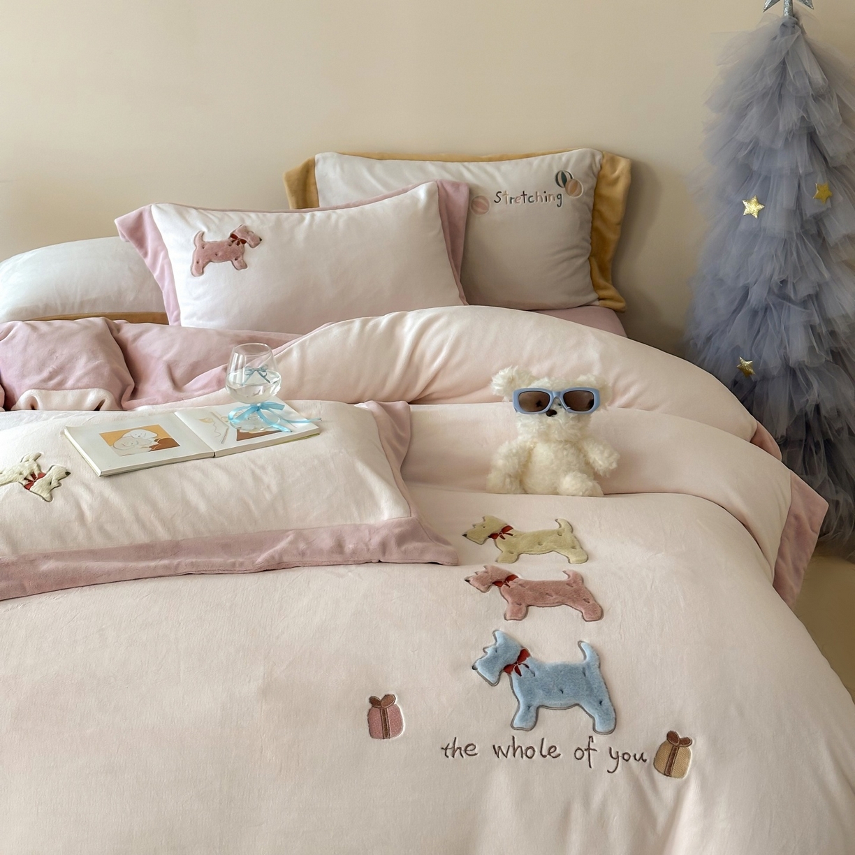 91家纺网 家纺一手货源 找家纺 泽西家纺+V17798841158发大图 2025新品秋冬加厚保暖240克奶肤绒宽边卡通牛奶绒四件套 奶萌小狗-粉色