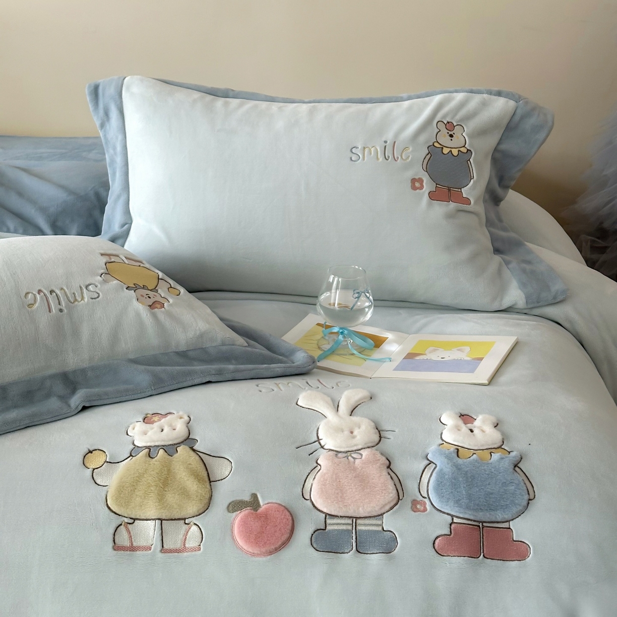 91家纺网 家纺一手货源 找家纺 泽西家纺+V17798841158发大图 2025新品秋冬加厚保暖240克奶肤绒宽边卡通牛奶绒四件套 兔宝甜梦-蓝色