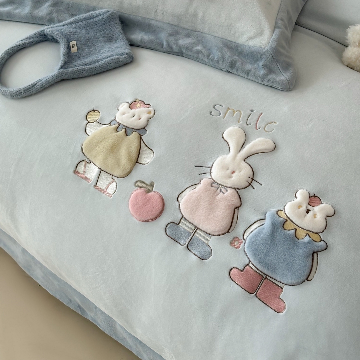 91家纺网 家纺一手货源 找家纺 泽西家纺+V17798841158发大图 2025新品秋冬加厚保暖240克奶肤绒宽边卡通牛奶绒四件套 兔宝甜梦-蓝色