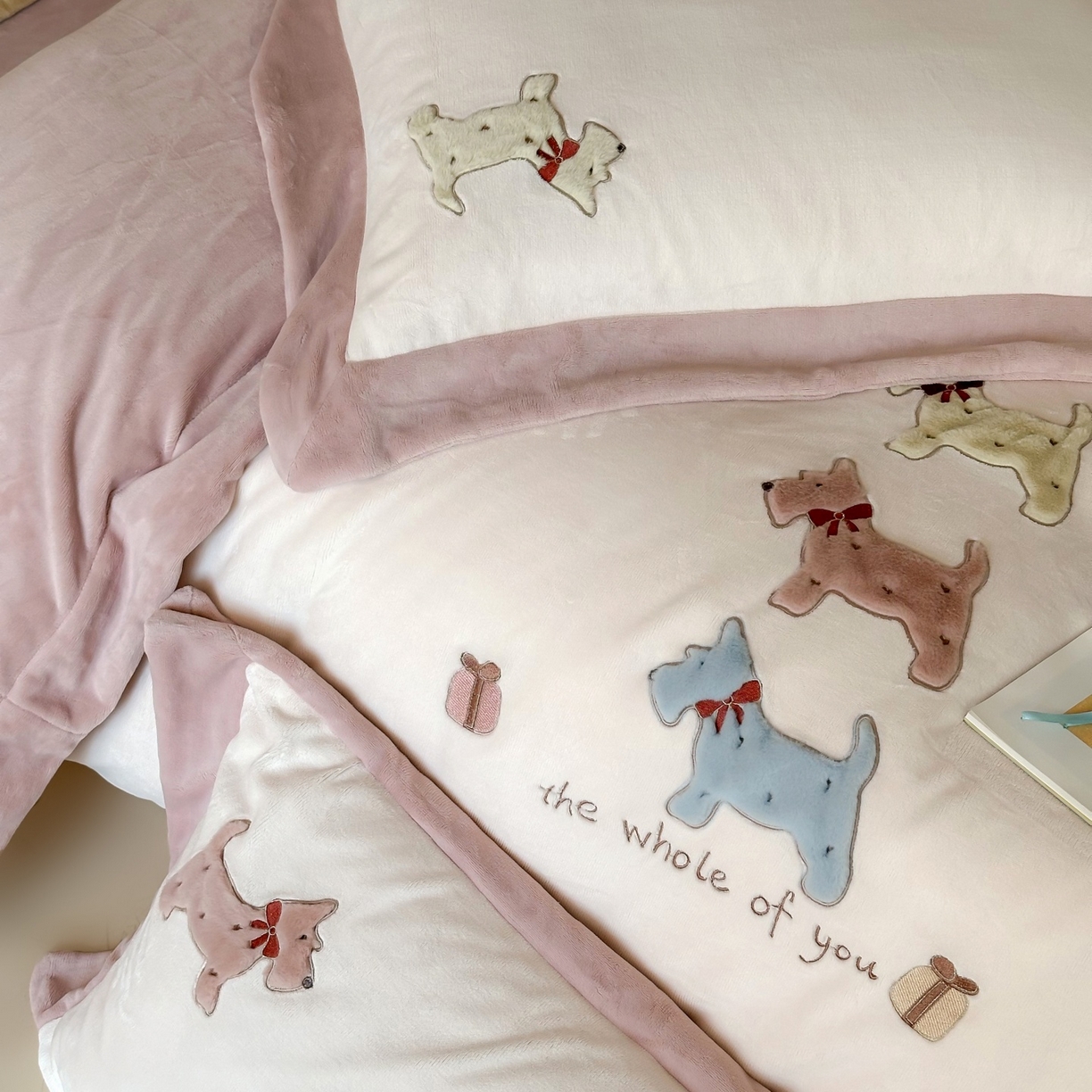 91家纺网 家纺一手货源 找家纺 泽西家纺+V17798841158发大图 2025新品秋冬加厚保暖240克奶肤绒宽边卡通牛奶绒四件套 奶萌小狗-粉色