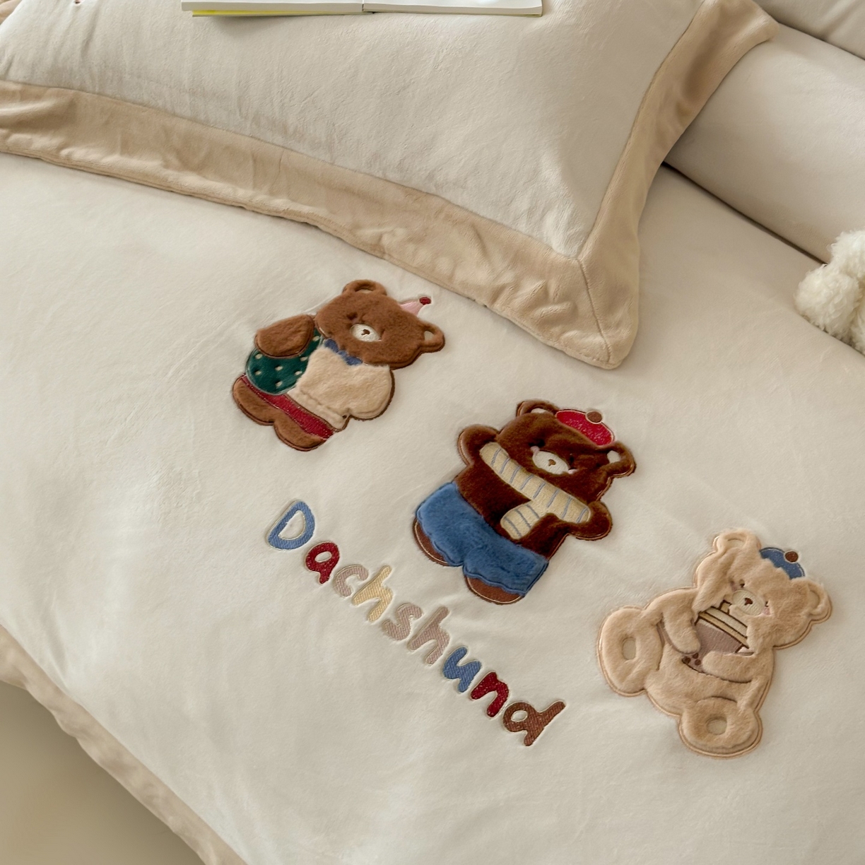 91家纺网 家纺一手货源 找家纺 泽西家纺+V17798841158发大图 2025新品秋冬加厚保暖240克奶肤绒宽边卡通牛奶绒四件套 熊宝假日-咖色