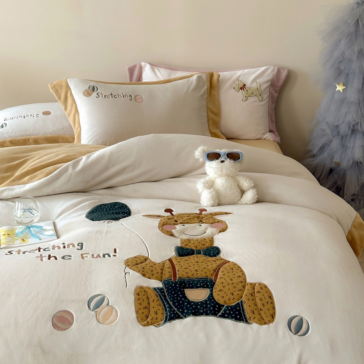 91家纺网 家纺一手货源 找家纺 泽西家纺+V17798841158发大图 2025新品秋冬加厚保暖240克奶肤绒宽边卡通牛奶绒四件套 梦想宝宝鹿-浅米