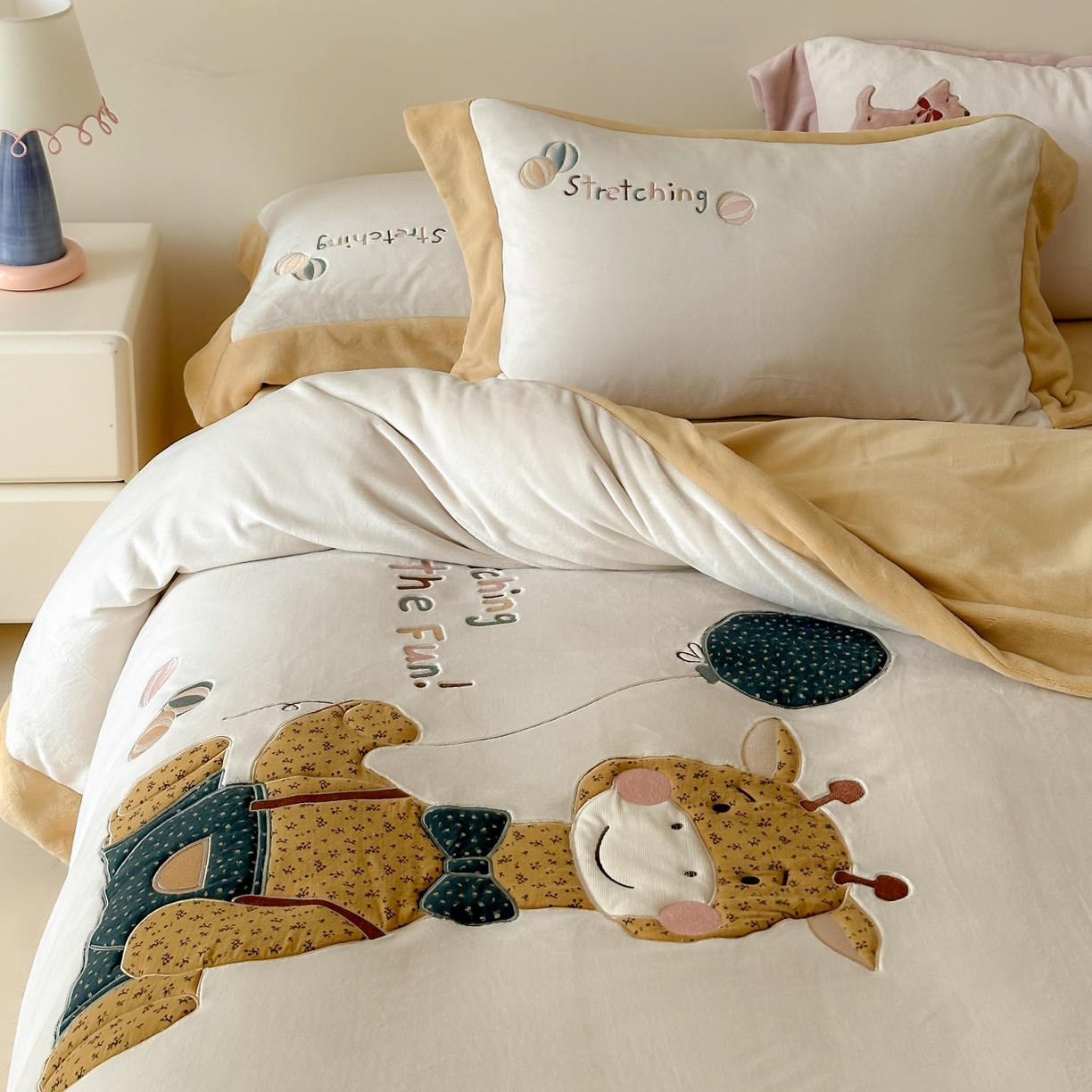 91家纺网 家纺一手货源 找家纺 泽西家纺+V17798841158发大图 2025新品秋冬加厚保暖240克奶肤绒宽边卡通牛奶绒四件套 梦想宝宝鹿-浅米