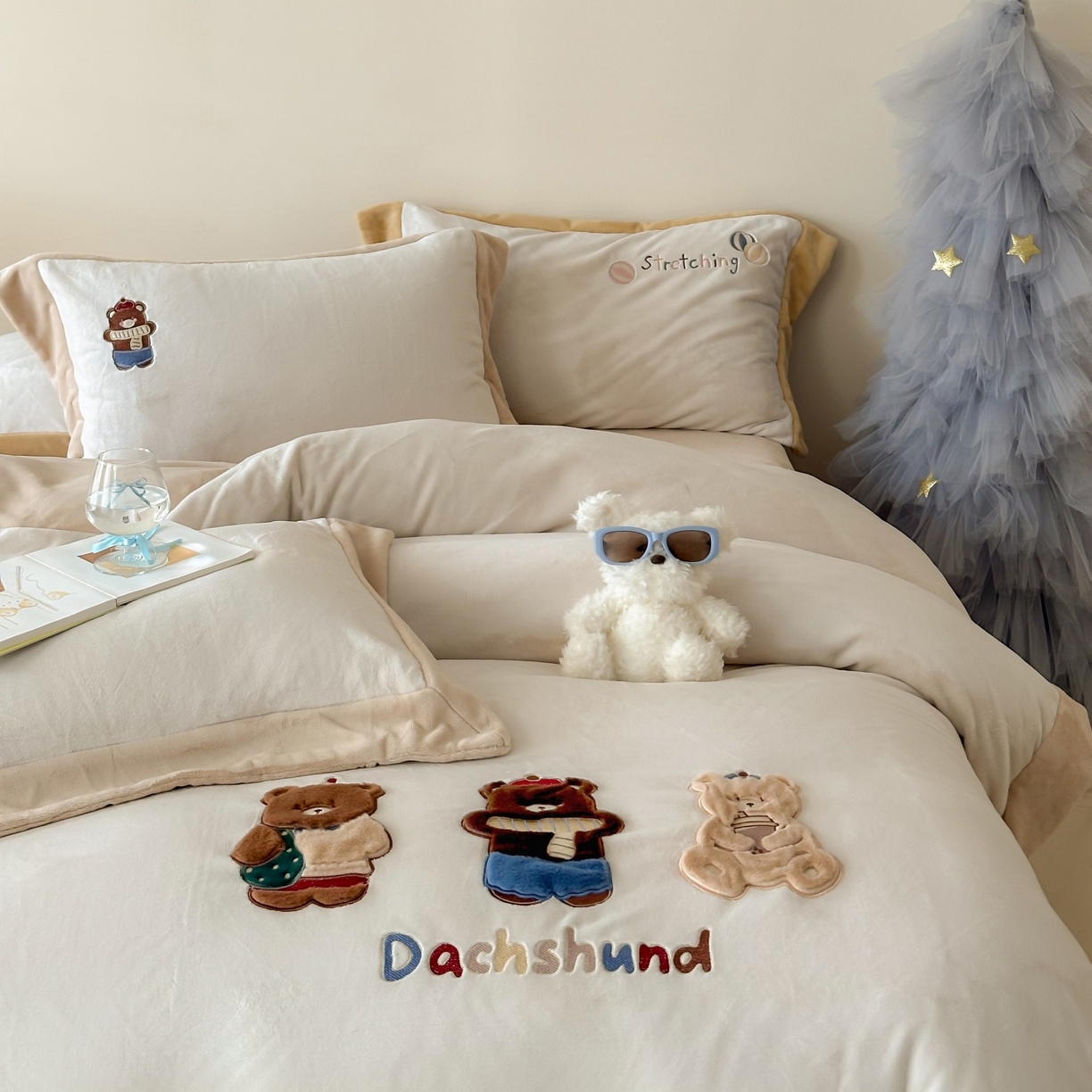 91家纺网 家纺一手货源 找家纺 泽西家纺+V17798841158发大图 2025新品秋冬加厚保暖240克奶肤绒宽边卡通牛奶绒四件套 熊宝假日-咖色