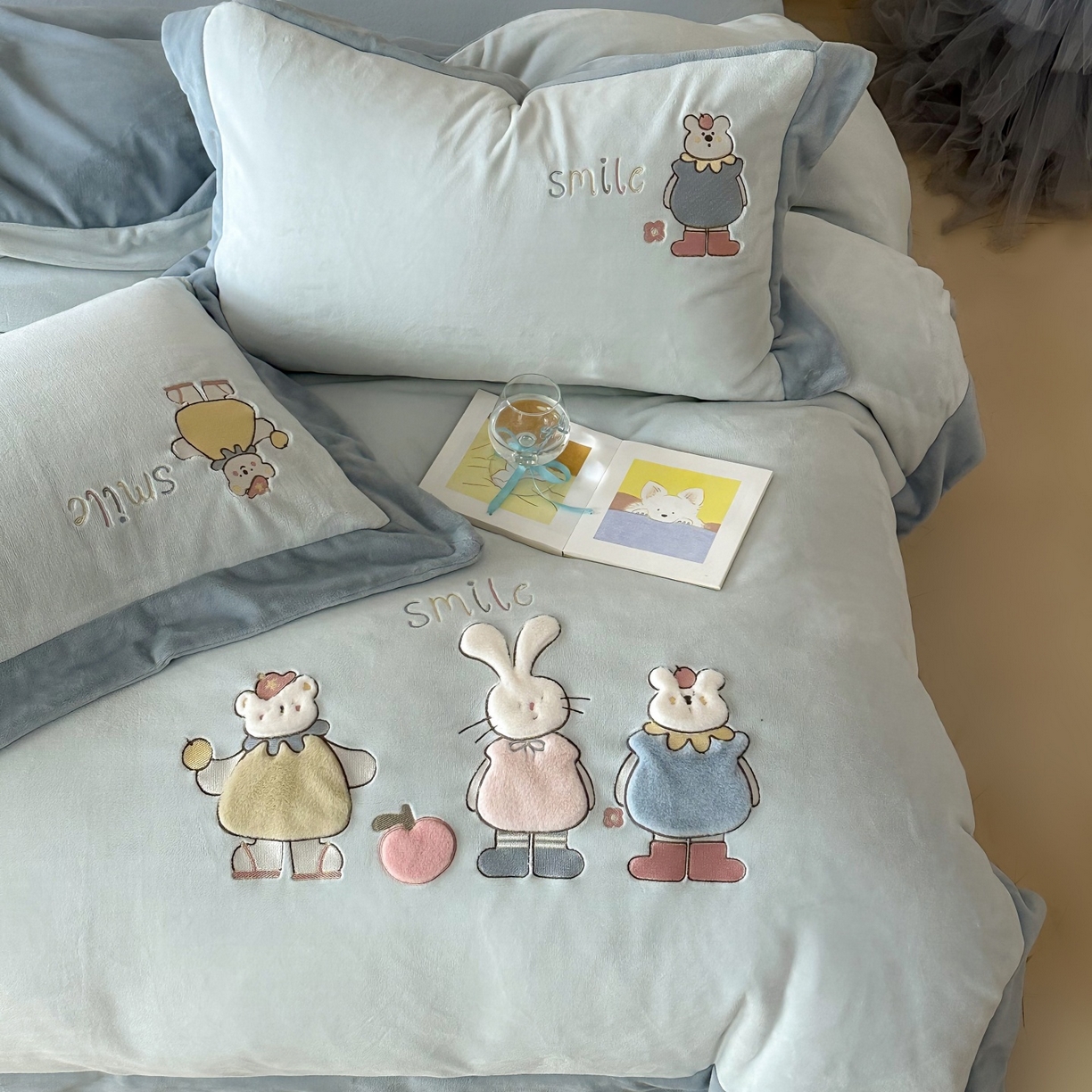 91家纺网 家纺一手货源 找家纺 泽西家纺+V17798841158发大图 2025新品秋冬加厚保暖240克奶肤绒宽边卡通牛奶绒四件套 兔宝甜梦-蓝色