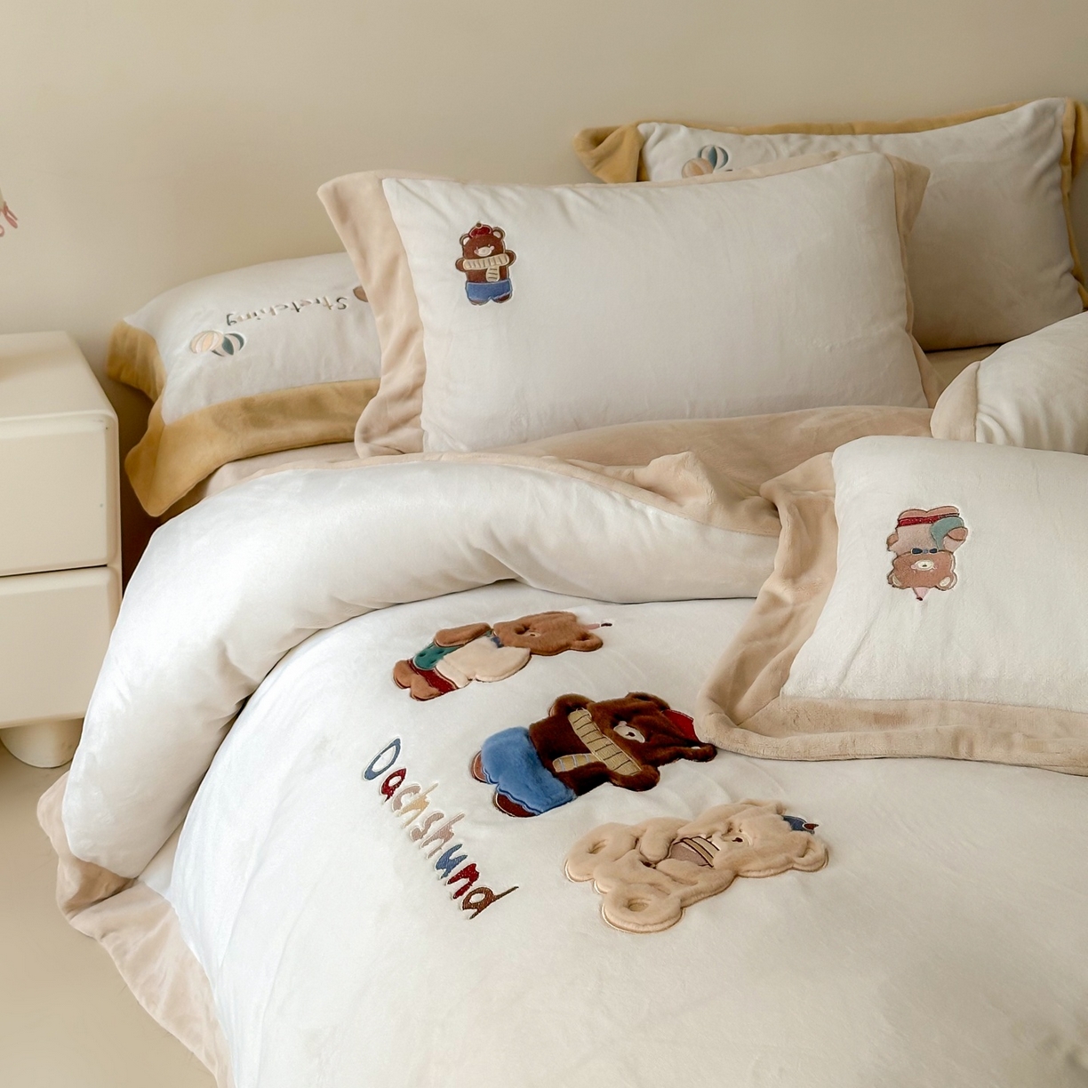 91家纺网 家纺一手货源 找家纺 泽西家纺+V17798841158发大图 2025新品秋冬加厚保暖240克奶肤绒宽边卡通牛奶绒四件套 熊宝假日-咖色