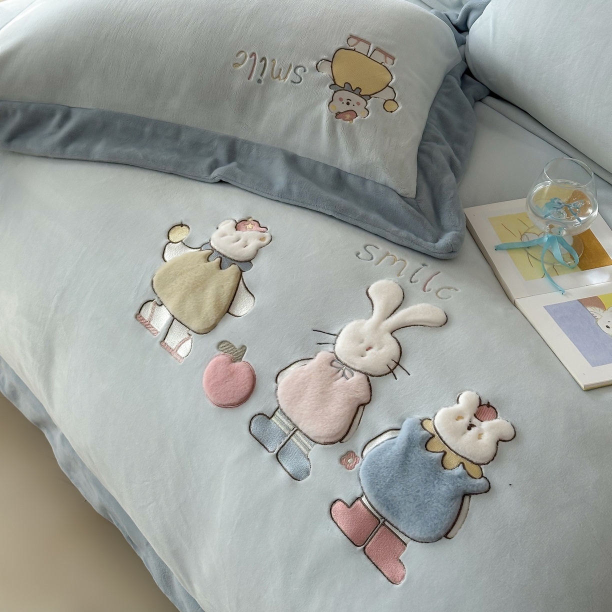 91家纺网 家纺一手货源 找家纺 泽西家纺+V17798841158发大图 2025新品秋冬加厚保暖240克奶肤绒宽边卡通牛奶绒四件套 兔宝甜梦-蓝色