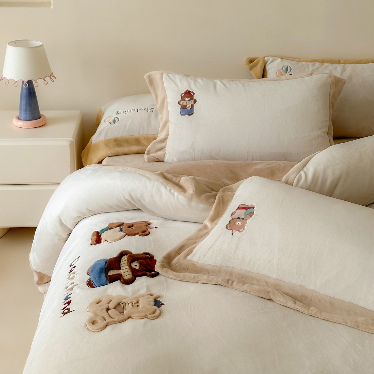 91家纺网 家纺一手货源 找家纺 泽西家纺+V17798841158发大图 2025新品秋冬加厚保暖240克奶肤绒宽边卡通牛奶绒四件套 熊宝假日-咖色