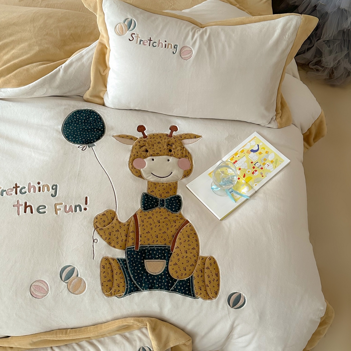 91家纺网 家纺一手货源 找家纺 泽西家纺+V17798841158发大图 2025新品秋冬加厚保暖240克奶肤绒宽边卡通牛奶绒四件套 梦想宝宝鹿-浅米