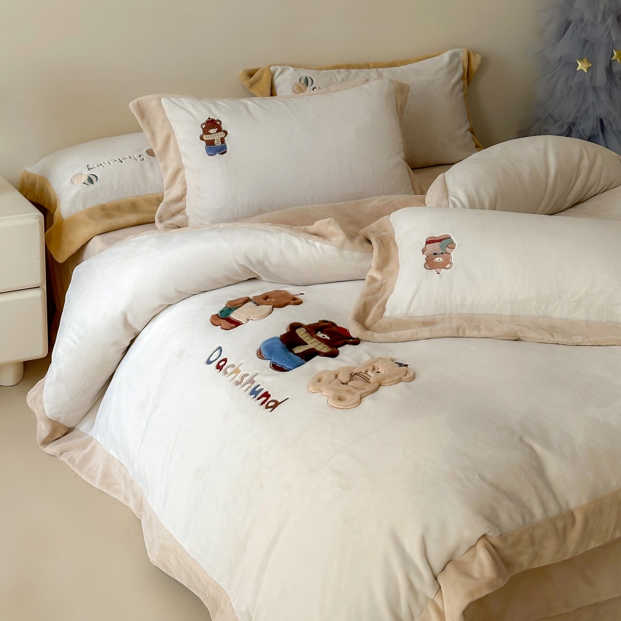 91家纺网 家纺一手货源 找家纺 泽西家纺+V17798841158发大图 2025新品秋冬加厚保暖240克奶肤绒宽边卡通牛奶绒四件套 熊宝假日-咖色