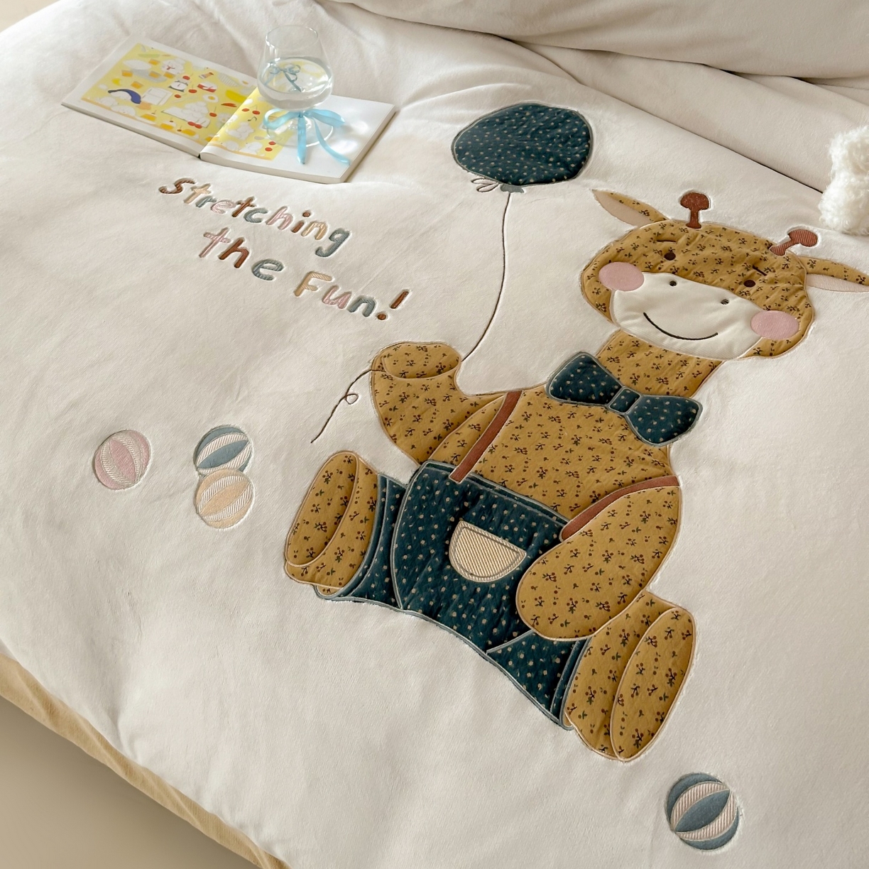 91家纺网 家纺一手货源 找家纺 泽西家纺+V17798841158发大图 2025新品秋冬加厚保暖240克奶肤绒宽边卡通牛奶绒四件套 梦想宝宝鹿-浅米