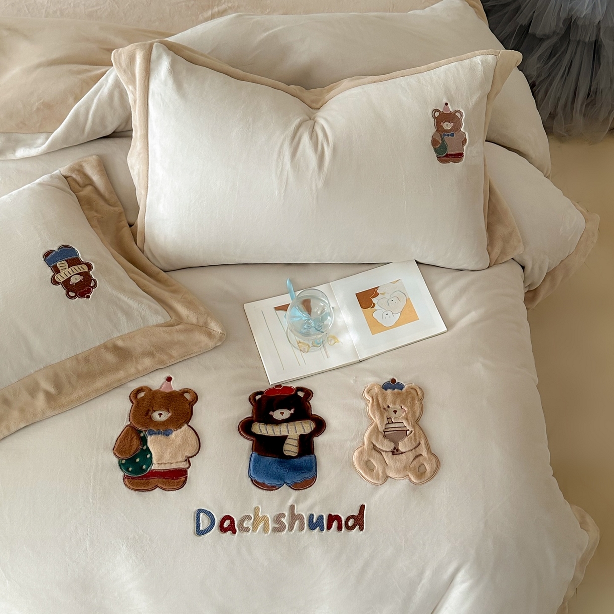 91家纺网 家纺一手货源 找家纺 泽西家纺+V17798841158发大图 2025新品秋冬加厚保暖240克奶肤绒宽边卡通牛奶绒四件套 熊宝假日-咖色