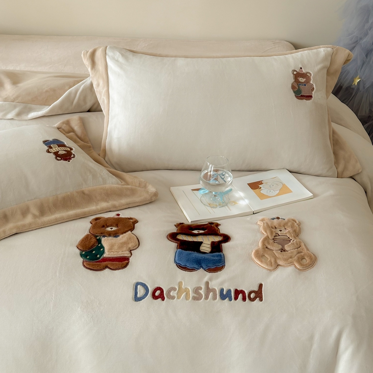 91家纺网 家纺一手货源 找家纺 泽西家纺+V17798841158发大图 2025新品秋冬加厚保暖240克奶肤绒宽边卡通牛奶绒四件套 熊宝假日-咖色