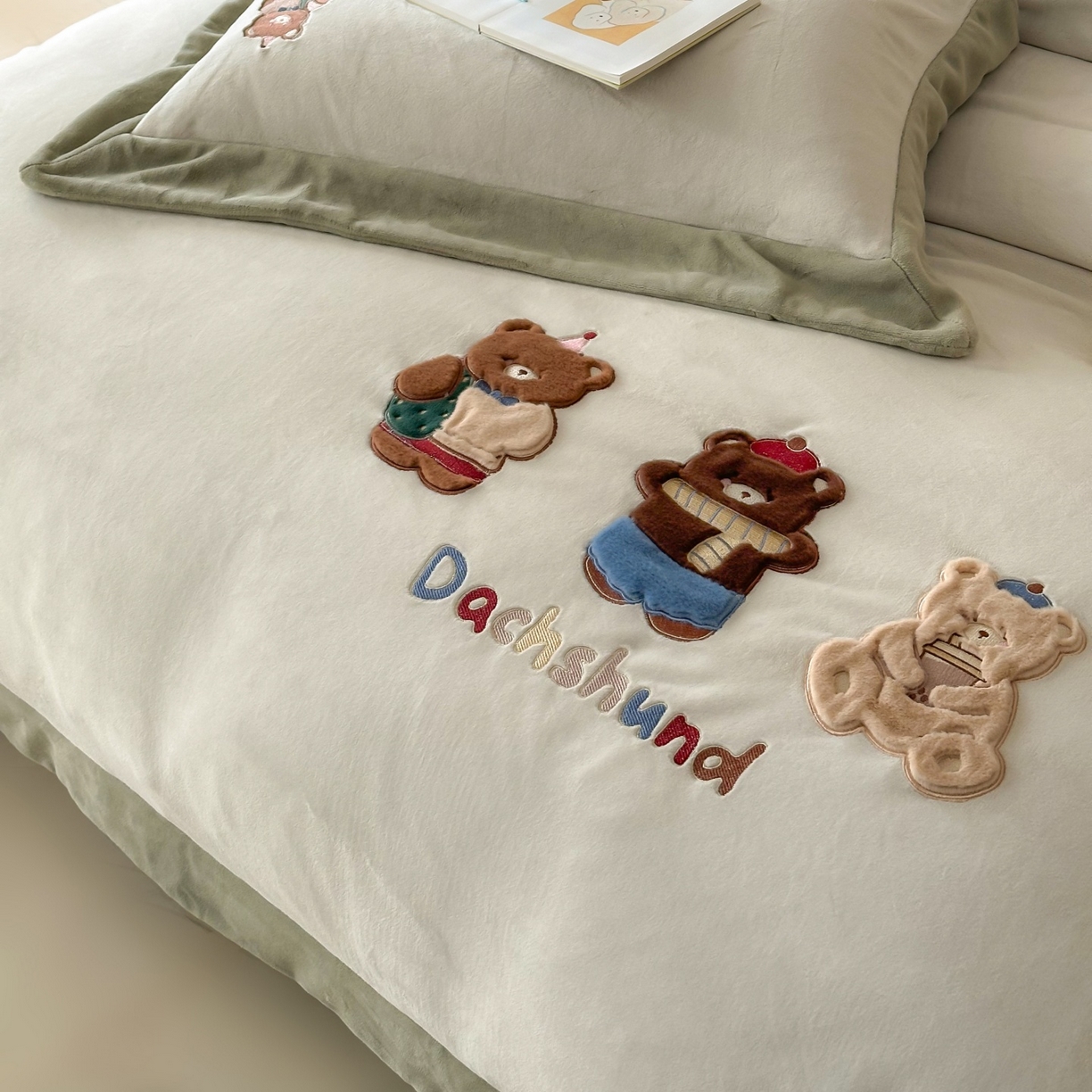 91家纺网 家纺一手货源 找家纺 泽西家纺+V17798841158发大图 2025新品秋冬加厚保暖240克奶肤绒宽边卡通牛奶绒四件套 熊宝假日-葱绿