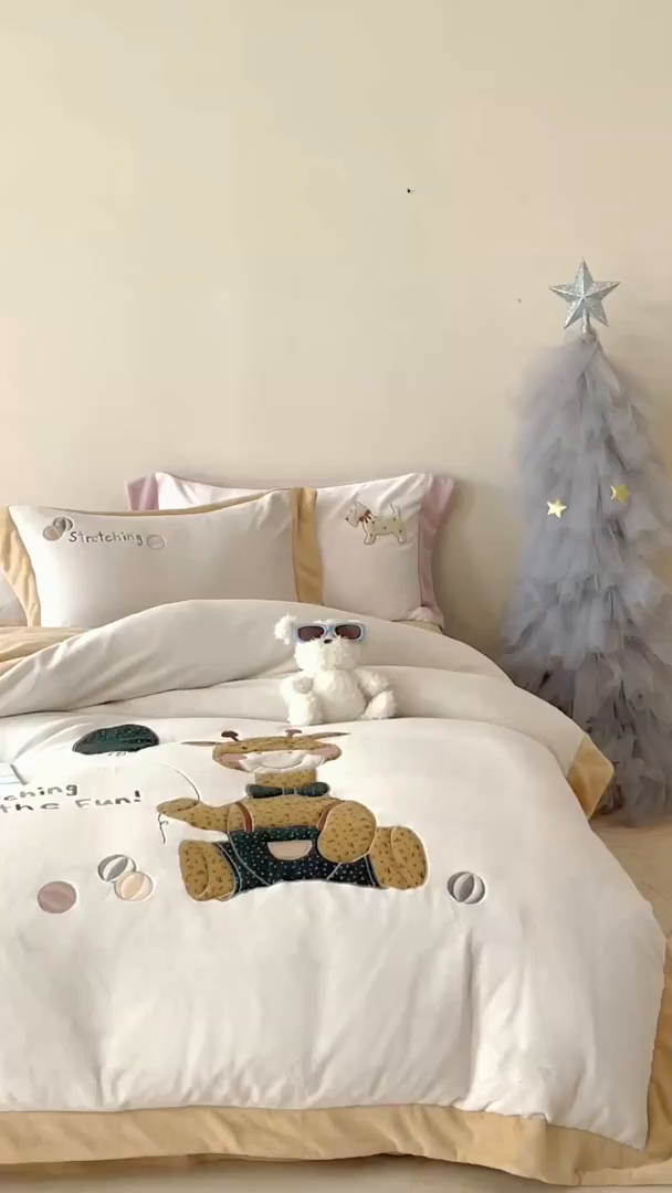 91家纺网 家纺一手货源 找家纺 泽西家纺+V17798841158发大图 2025新品秋冬加厚保暖240克奶肤绒宽边卡通牛奶绒四件套 梦想宝宝鹿-浅米