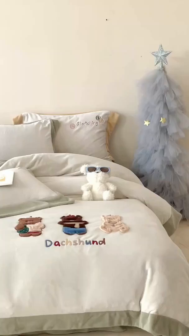 91家纺网 家纺一手货源 找家纺 泽西家纺+V17798841158发大图 2025新品秋冬加厚保暖240克奶肤绒宽边卡通牛奶绒四件套 熊宝假日-葱绿