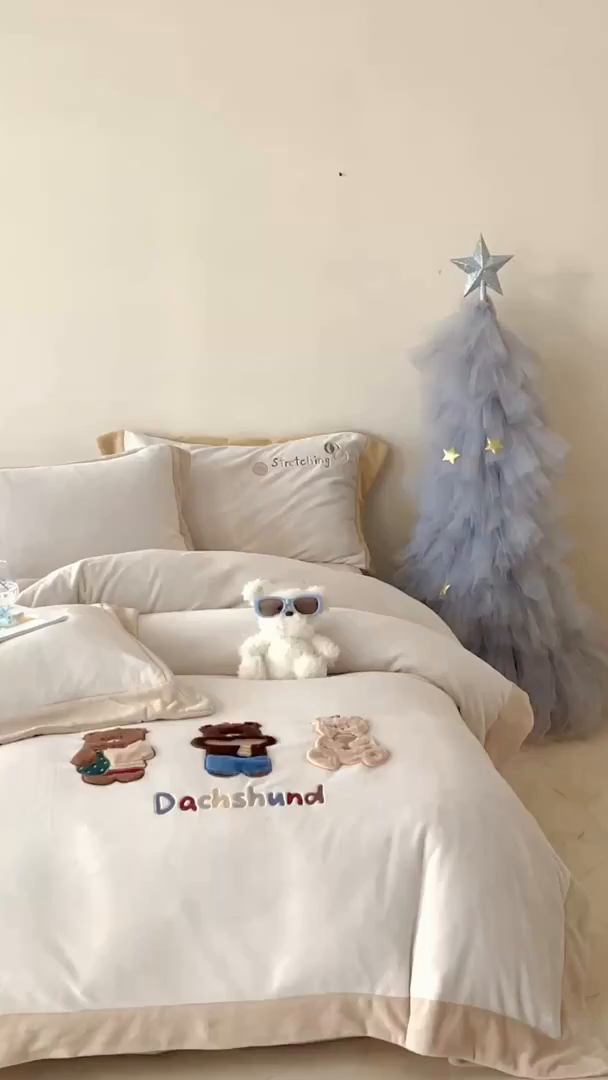 91家纺网 家纺一手货源 找家纺 泽西家纺+V17798841158发大图 2025新品秋冬加厚保暖240克奶肤绒宽边卡通牛奶绒四件套 熊宝假日-咖色