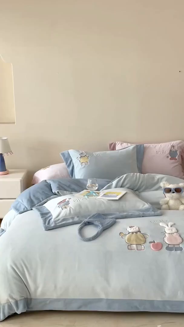 91家纺网 家纺一手货源 找家纺 泽西家纺+V17798841158发大图 2025新品秋冬加厚保暖240克奶肤绒宽边卡通牛奶绒四件套 兔宝甜梦-蓝色