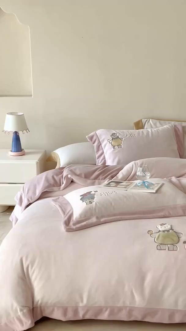 91家纺网 家纺一手货源 找家纺 泽西家纺+V17798841158发大图 2025新品秋冬加厚保暖240克奶肤绒宽边卡通牛奶绒四件套 兔宝甜梦-粉色