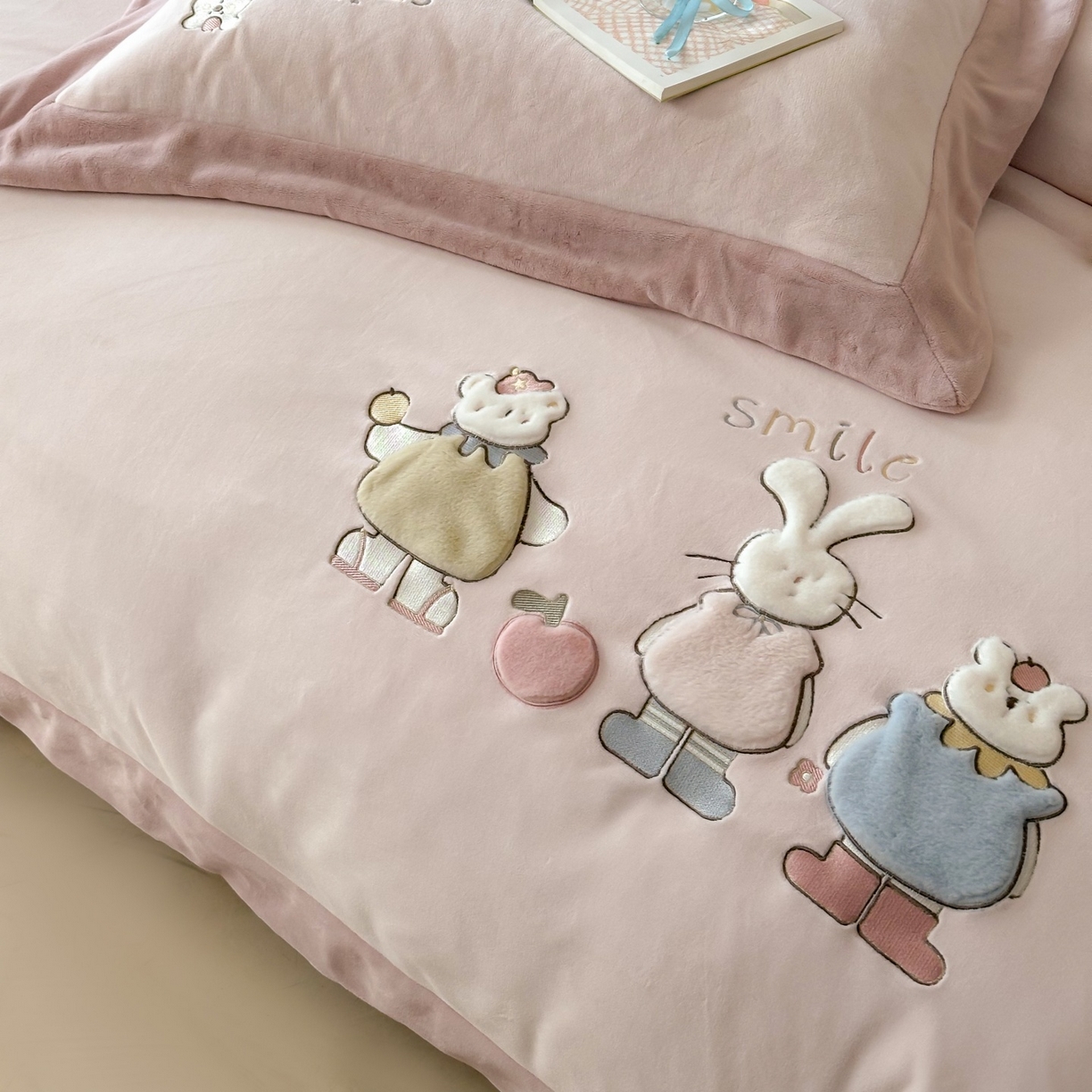 91家纺网 家纺一手货源 找家纺 （总）泽西家纺+V17798841158发大图 2025新品秋冬加厚保暖240克奶肤绒宽边卡通牛奶绒四件套