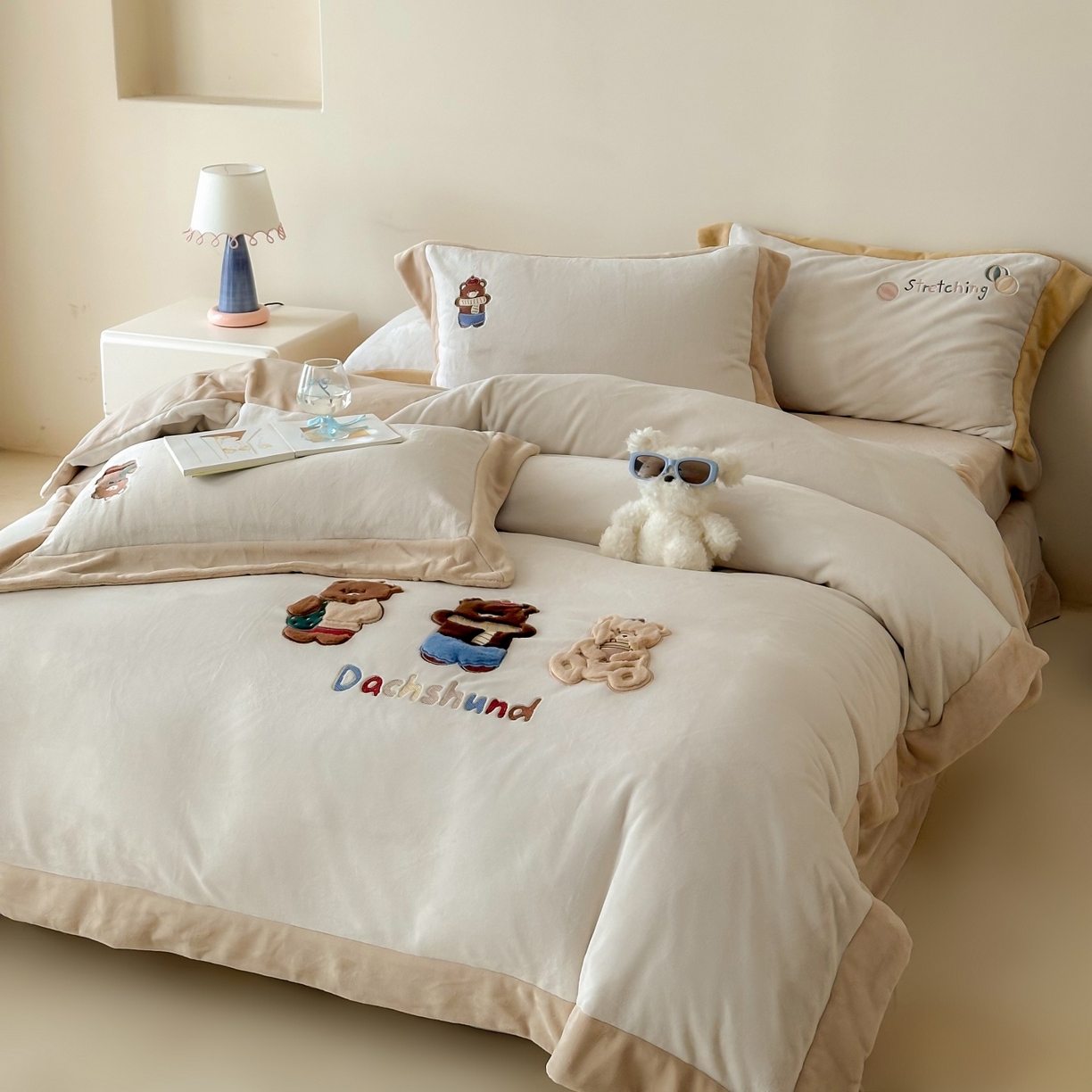 91家纺网 家纺一手货源 找家纺 泽西家纺+V17798841158发大图 2025新品秋冬加厚保暖240克奶肤绒宽边卡通牛奶绒四件套 熊宝假日-咖色