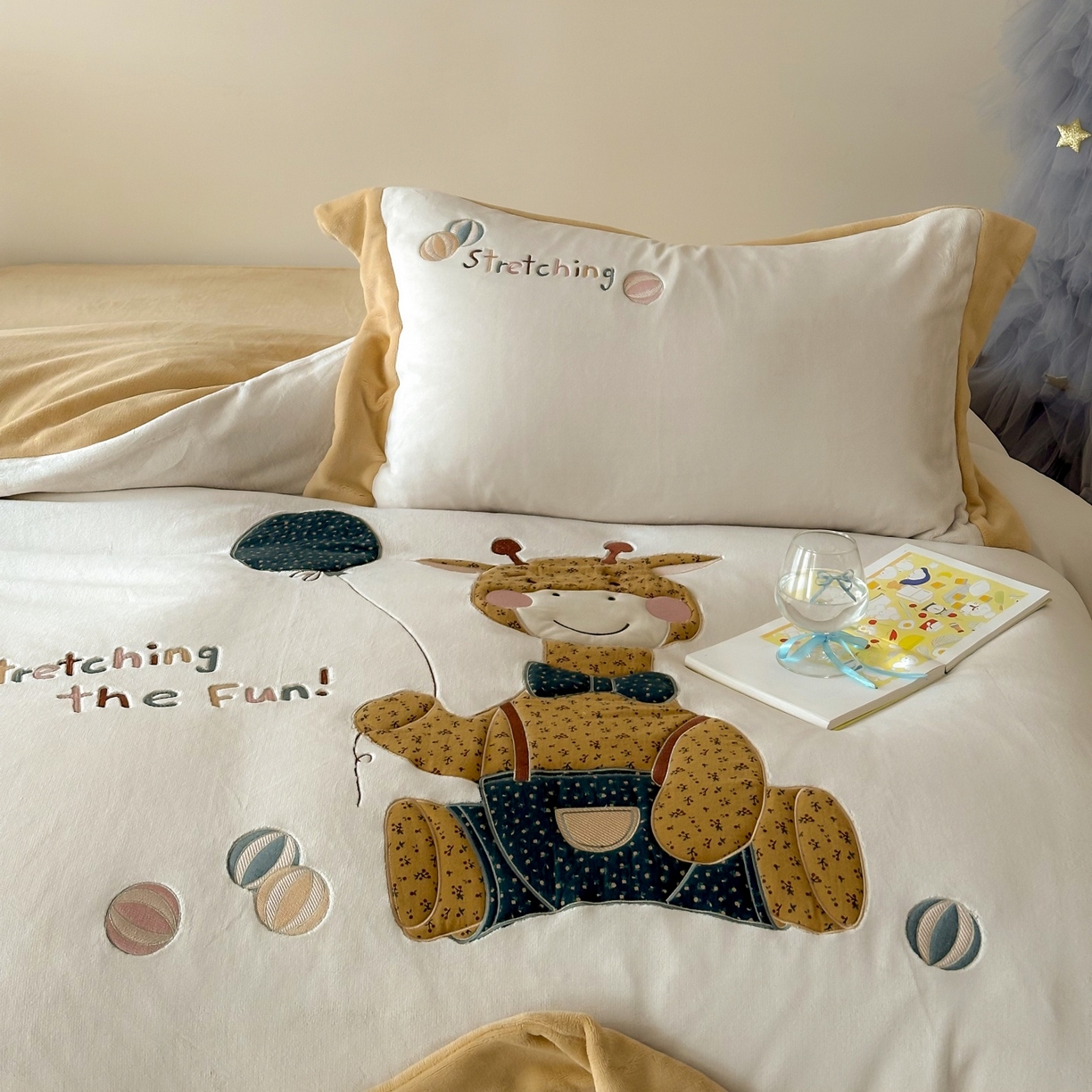 91家纺网 家纺一手货源 找家纺 泽西家纺+V17798841158发大图 2025新品秋冬加厚保暖240克奶肤绒宽边卡通牛奶绒四件套 梦想宝宝鹿-浅米