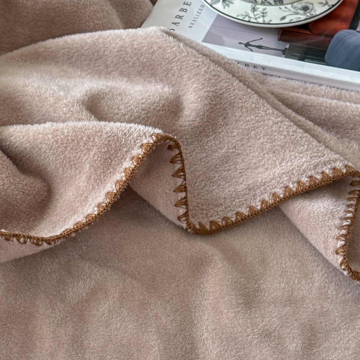 91家纺网 家纺一手货源 找家纺 格真 2025新款高克重双面仿羊绒多功能毯毛毯盖毯沙发毯午睡毯披肩毯-系列二 美拉德